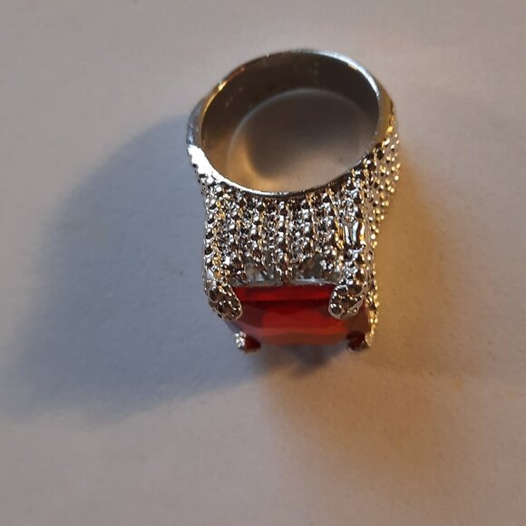 Brand New Dazzling Fashion-Forward Ring For Women Size 7 - Picture 2 of 2